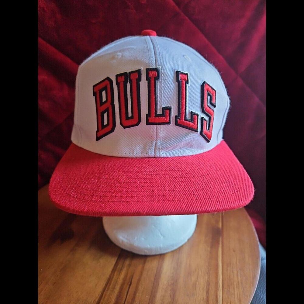 Mitchell & Ness Core Basic Chicago Bulls Wht/Red Snapback OSFA - Picture 1 of 7